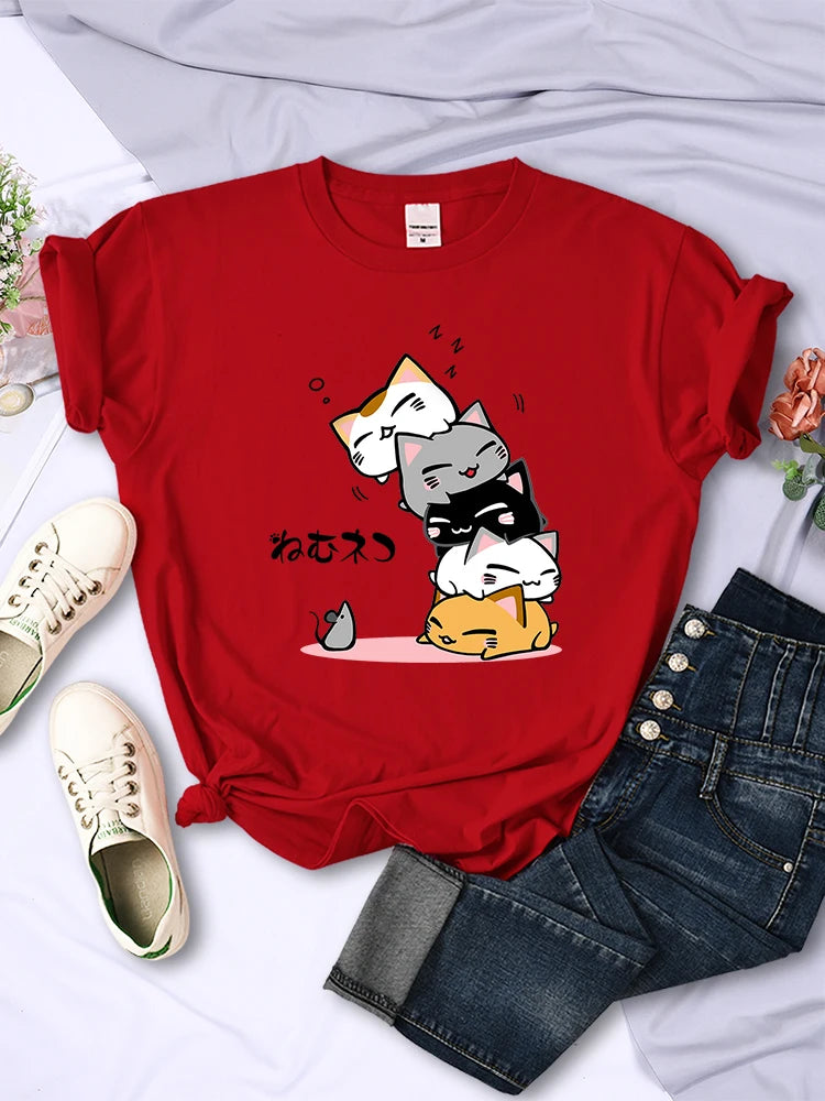 Camiseta Feminina Criativa com Estampa de Gatinhos Empilhados