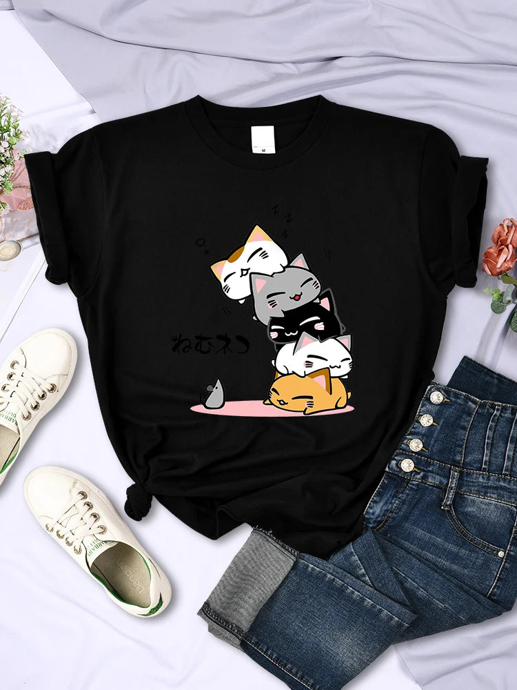 Camiseta Feminina Criativa com Estampa de Gatinhos Empilhados