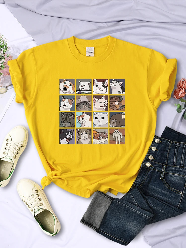 Camiseta Feminina Estampada com Cachorro e Gato