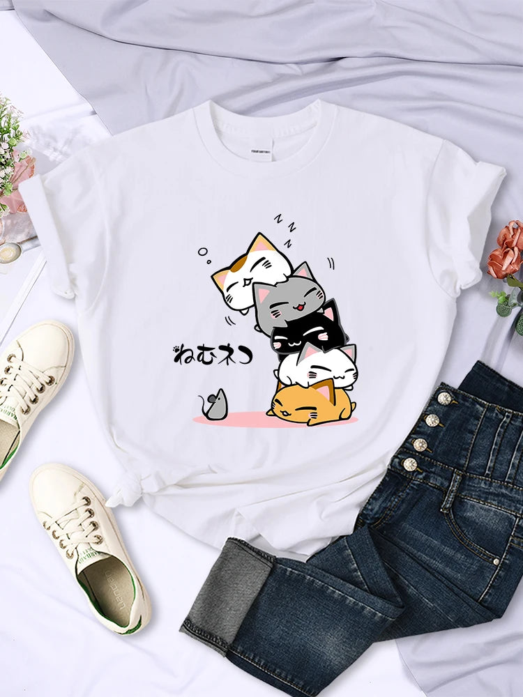 Camiseta Feminina Criativa com Estampa de Gatinhos Empilhados