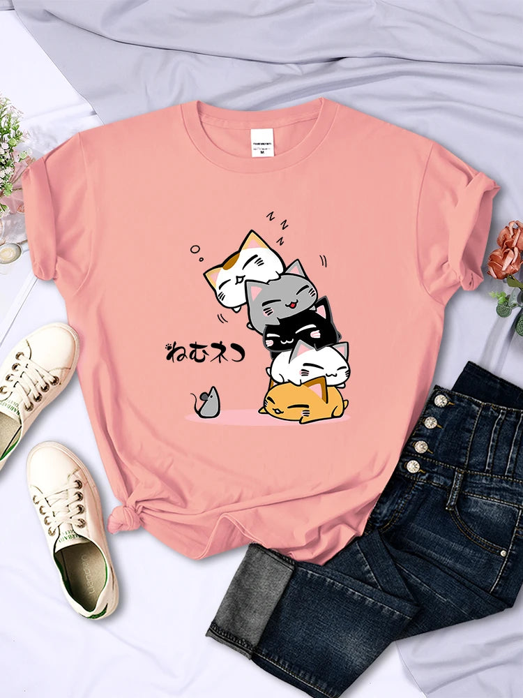 Camiseta Feminina Criativa com Estampa de Gatinhos Empilhados